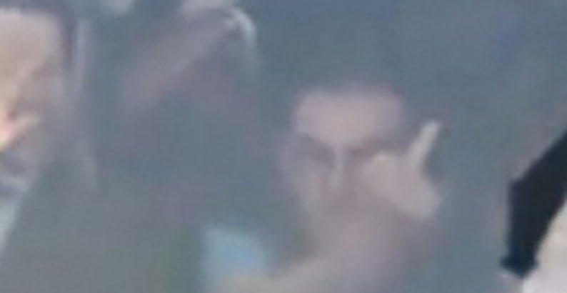 Pre partita incandescente: Sarri mostra il dito medio ai tifosi della Juve