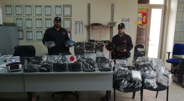 Napoli, scoperto a Secondigliano il garage-market delle autoradio rubate
