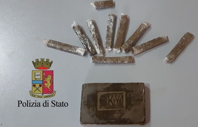 Napoli, denunciato l’altra sera per droga: arrestato oggi con 100 grammi di hashish