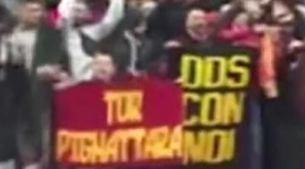 Vergogna senza fine dei tifosi della Roma: a Liverpool esposto striscione per De Santis. Aperta un’inchiesta