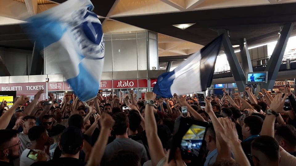 Napoli, entusiasmo alla stazione: in migliaia ad accompagnare gli azzurri verso Firenze