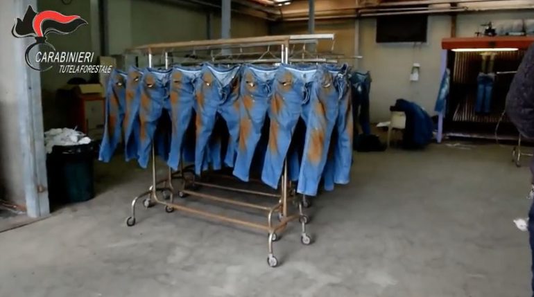 Rifiuti pericolosi e abusi edilizi: sequestrata una tintoria a Casavatore. IL VIDEO