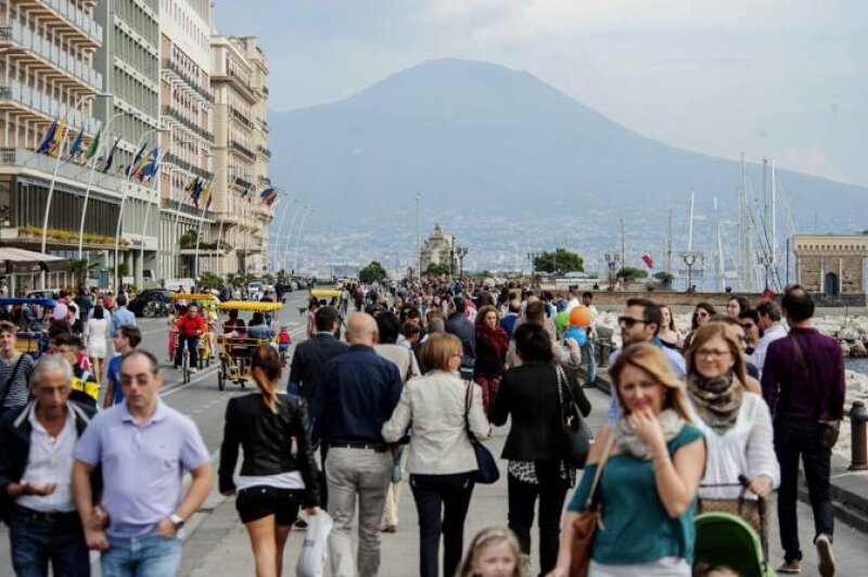 Liberazione: boom di turisti a Napoli, Vesuvio, Scavi, Faito. Ma scatta l’ingorgo serale sul litorale flegreo