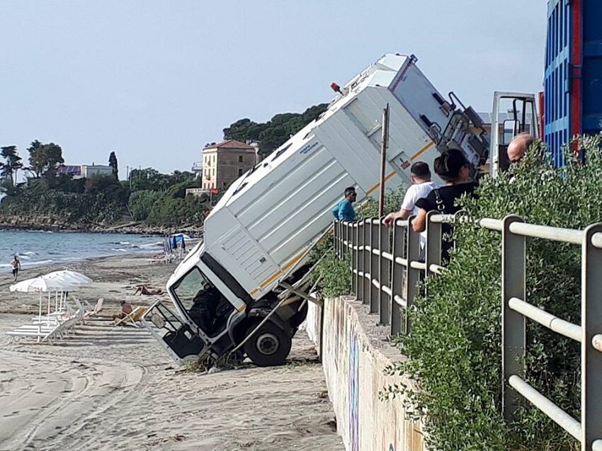 Agropoli, camion sfonda parapetto e finisce in spiaggia: tragedia sfiorata nei pressi del Lungomare San Marco