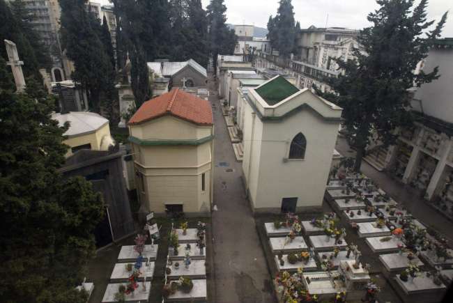Napoli, rubavano portafiori al cimitero di Fuorigrotta: denunciati due romeni