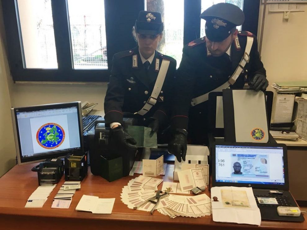 Napoli: individuato dai carabinieri laboratorio per la produzione di documenti falsi