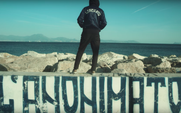 Liberato al Lungomare Liberato. Grande attesa per il concerto del rapper senza volto. Questa sera alla Rotonda Diaz