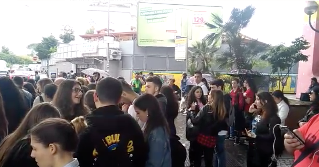 Napoli. Pullman in ritardo, studenti e pendolari sotto la pioggia (VIDEO)