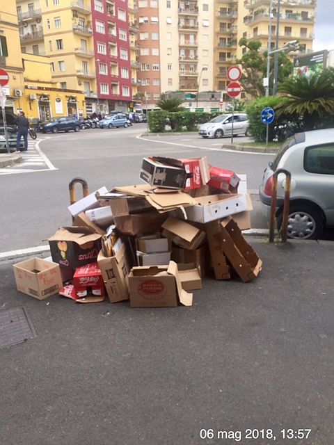 Napoli, al Vomero: un domenica tra rifiuti e imballaggi abbandonati
