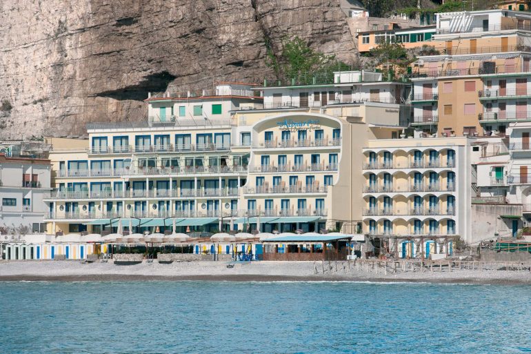 Tutti licenziati i 5 violentatori della turista inglese in Penisola Sorrentina