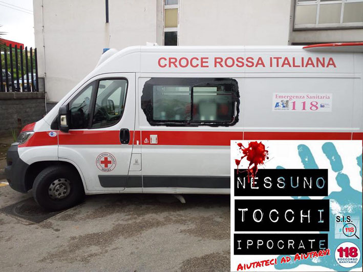 Napoli, ancora sassi contro un’ambulanza: la denuncia dell’associazione “Nessuno tocchi Ippocrate”
