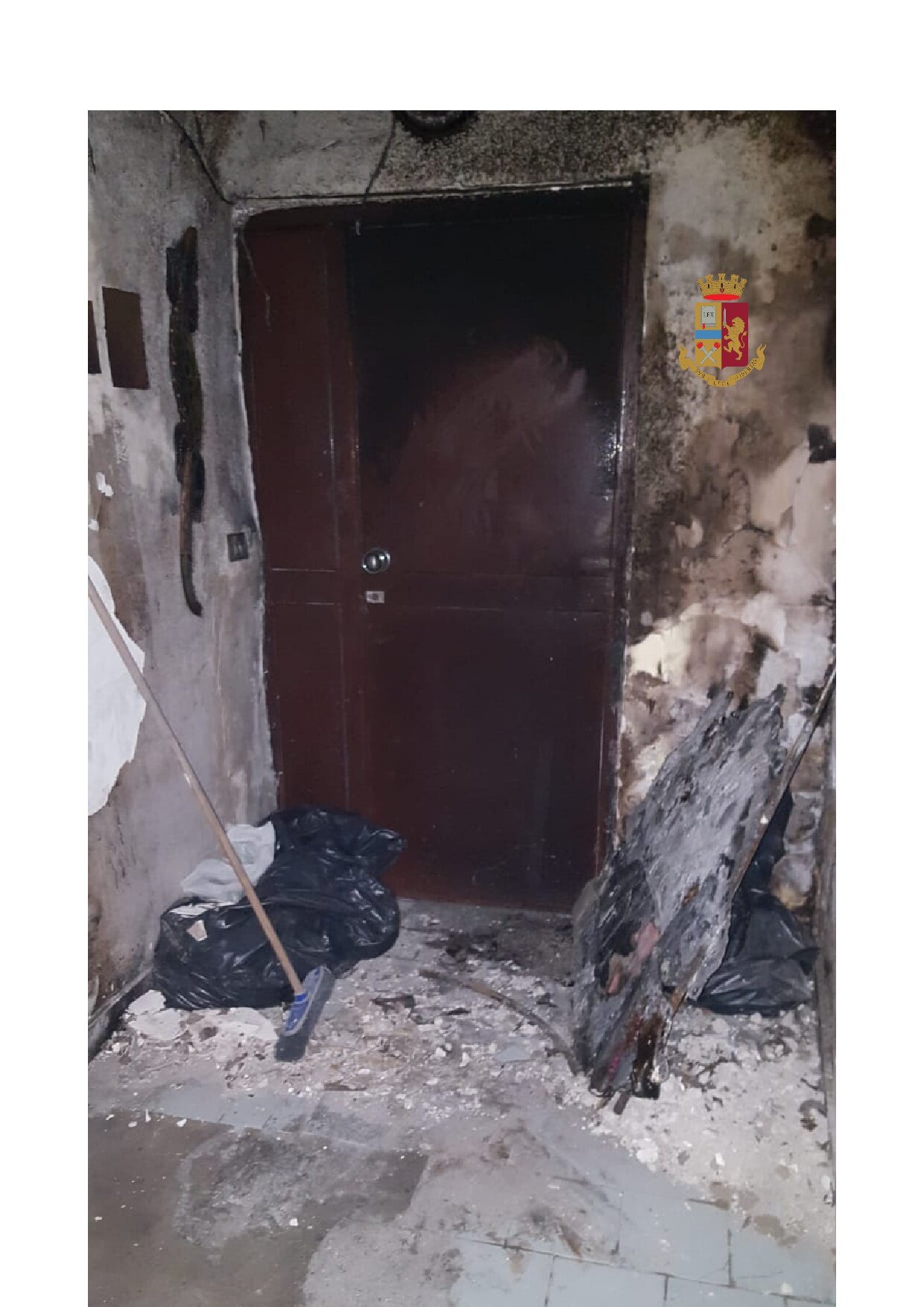 Palazzo in fiamme a Bagnoli, la polizia salva due donne e una bambina. LE FOTO