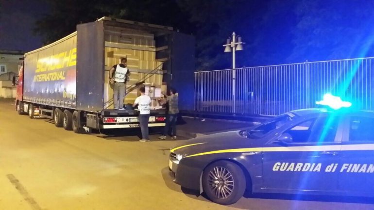Tonnellate di sigarette di contrabbando dall’Est Europa nei doppi fondi: 14 arresti e 21 indagati
