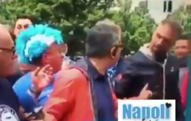 Napoli, il giornalista Carlo Alvino minacciato fuori allo stadio in diretta tv. IL VIDEO