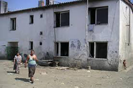 Mondragone, il sindaco insorge contro le ‘case favelas’ fittate in nero ai migranti