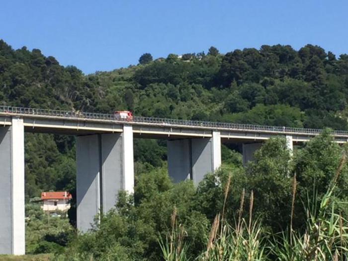 Lancia la figlia dal ponte dell’autostrada e minaccia il suicidio