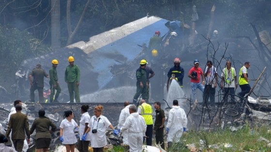 Cuba, precipita un aereo con 113 persone a bordo: recuperati tre sopravvissuti