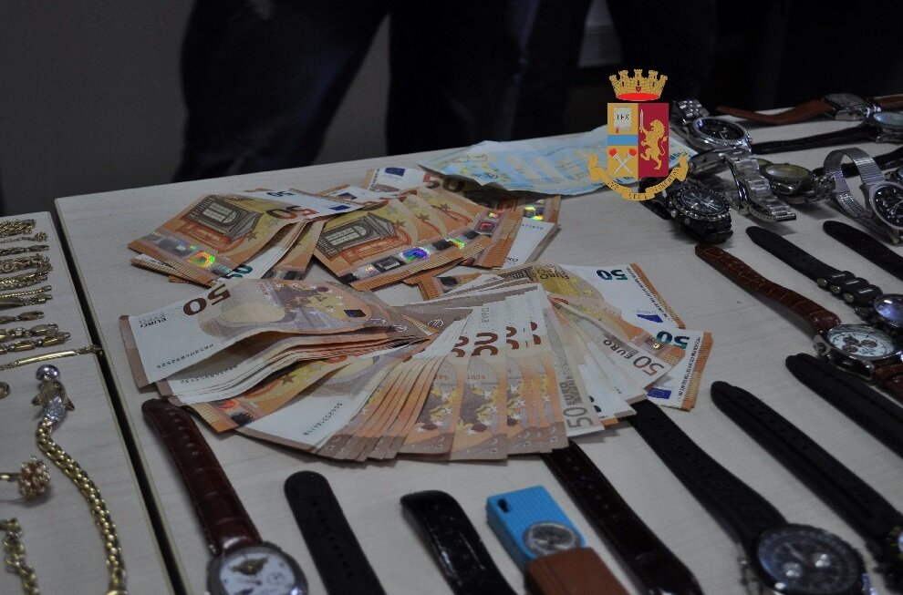 Finti tecnici del gas sequestrano e rapinano il tesoro di due anziane ad Acerra: 5 banditi bloccati dalla polizia