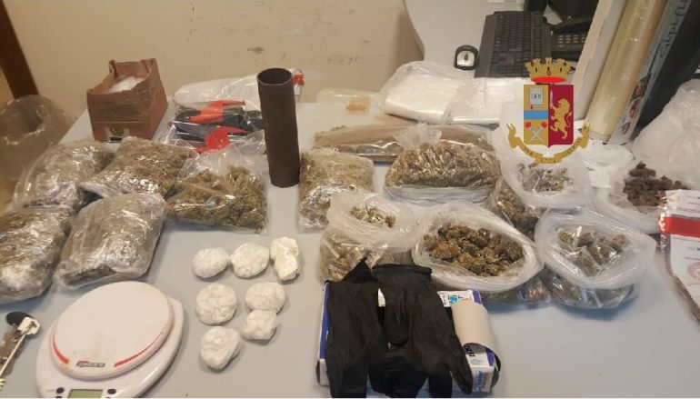 Napoli, centrale di confezionamento droga scoperto dalla polizia in via Bologna