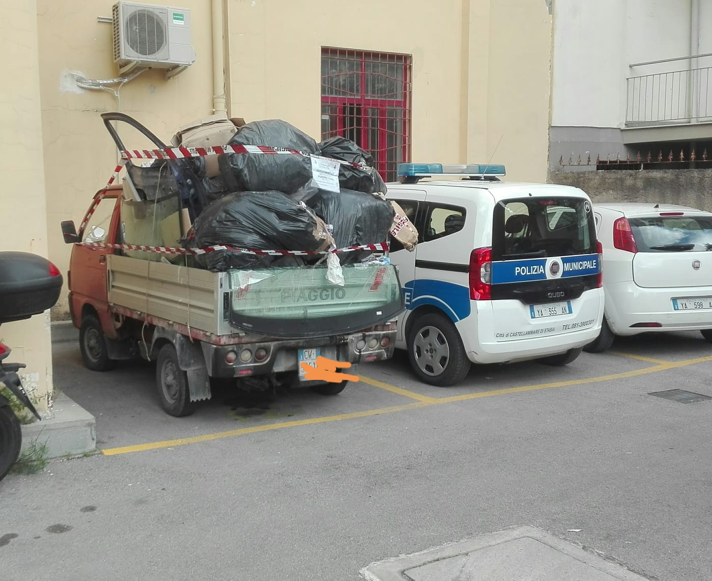 Castellammare, alla guida di un furgoncino senza assicurazione trasportava rifiuti speciali: bloccato dai vigili
