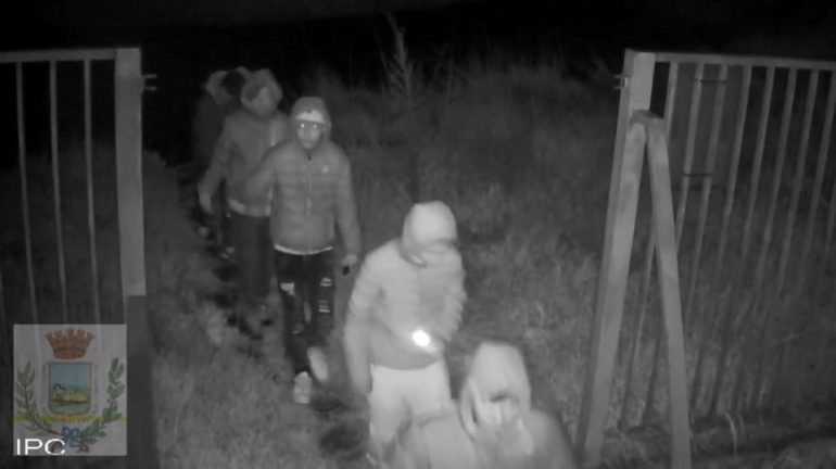 Giugliano, rubano le telecamere di video sorveglianza dallo stadio e il sindaco posta le immagini su facebook