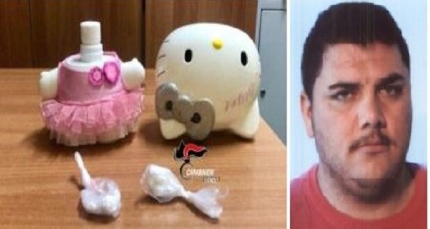 Acerra, nascondeva la droga nelle bambole della figlia: arrestato con un complice