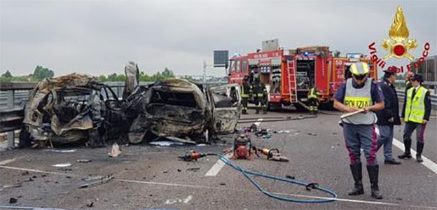 Auto prende fuoco dopo l’incidente in autostrada: tre morti carbonizzati