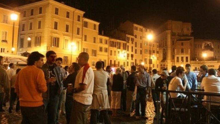 Napoli, ordinanza ‘Movida’ del Comune: niente vendite di bevande in vetro e lattine dopo la mezzanotte