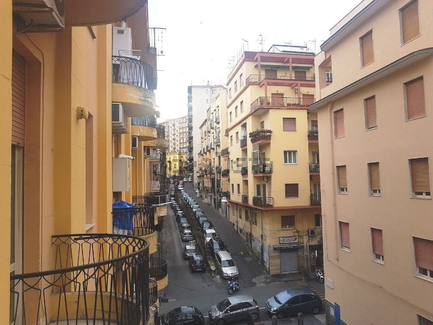 Napoli, a Materdei è caccia al rapinatore seriale: le vittime tutte donne