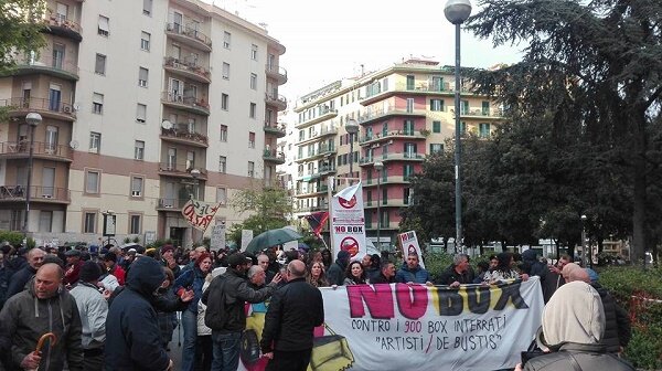 Napoli, proteste al Vomero contro i box in piazza degli Artisti