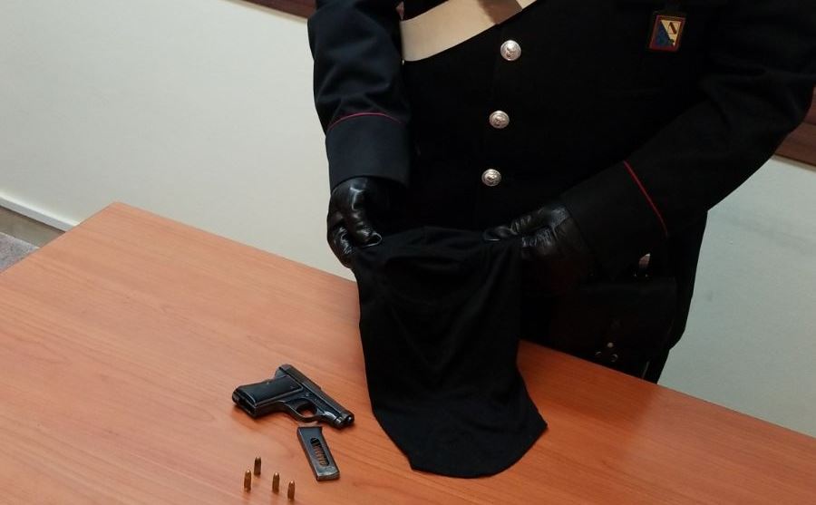 Santa Maria la Carità: 26enne arrestato dai carabinieri. nella sua casa una pistola, scooter rubati e un passamontagna