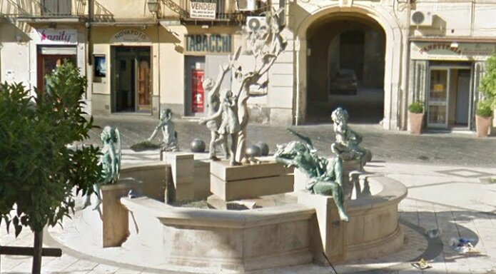 Ruba la statua in bronzo dalla fontana della piazza:denunciato