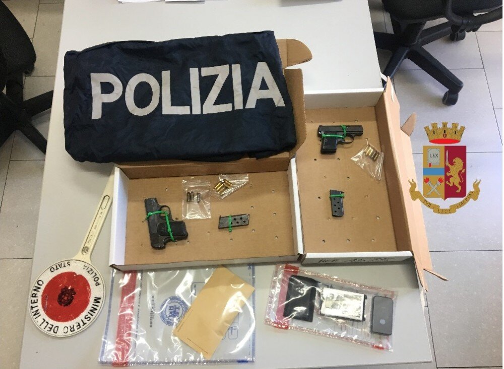 Napoli, due pistole ‘baby’ calibro 6,35 e droga ritrovate dalla polizia al rione Sanità