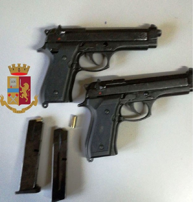 Napoli, intercettati dalla polizia prima di una stesa lasciano le pistole e fuggono