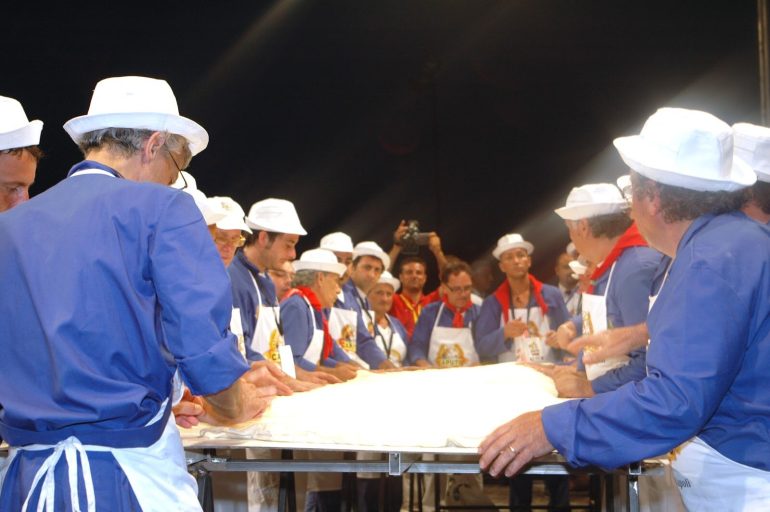 Stasera a Napoli si tenta il record della pizza fritta più lunga del mondo