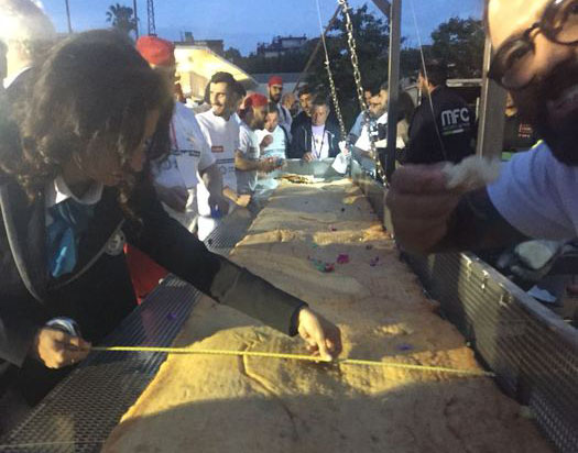 Napoli, realizzata una pizza fritta lunga 7,15 metri: è record mondiale