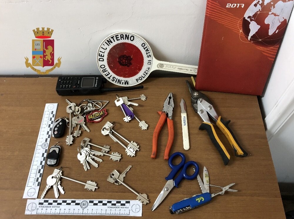 San Giorgio a Cremano: la polizia denuncia 2 persone per ricettazione e possesso ingiustificato di chiavi