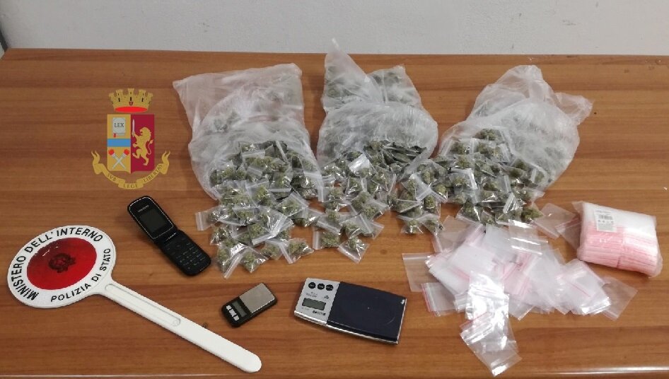 Napoli, nascondeva 300 dosi di marijuana in cantina: finisce ai domiciliari