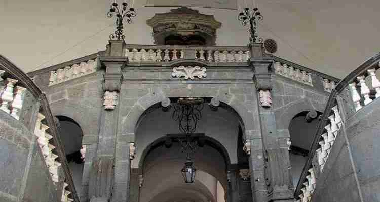 Apre ai turisti il Palazzo Serra di Cassano. Partono le visite guidate grazie all’associazione Borbonica Sotterranea