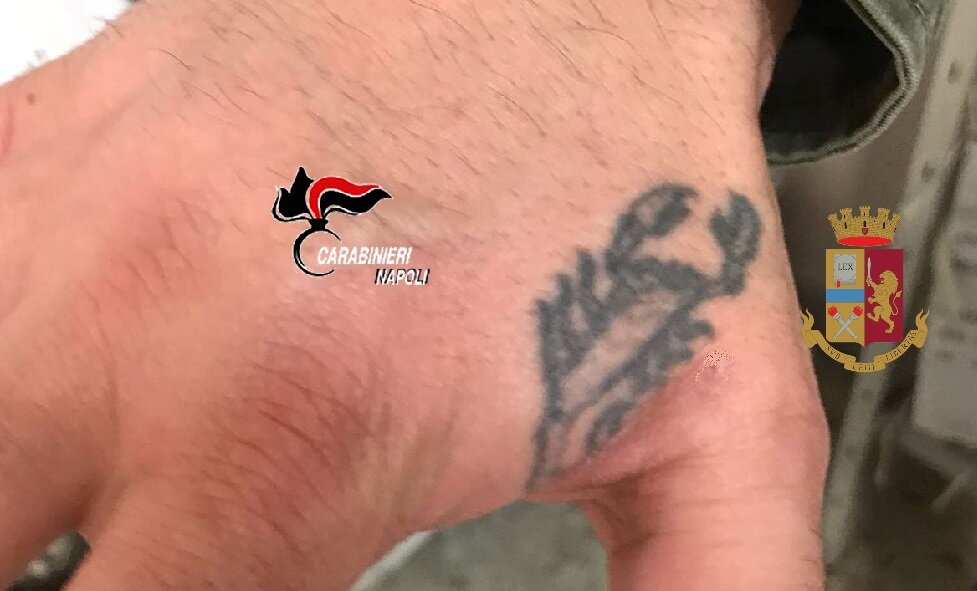 Napoli, rapinatore seriale identificato per lo ‘scorpione’ tatuato sulla mano