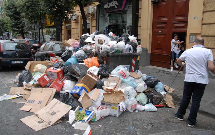 Napoli: il responsabile della raccolta rifiuti nega che ci sia una nuova emergenza