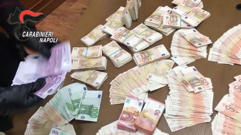 Giugliano, scoperto il tesoro del boss latitante: era nella cantina dell’ex moglie.IL VIDEO