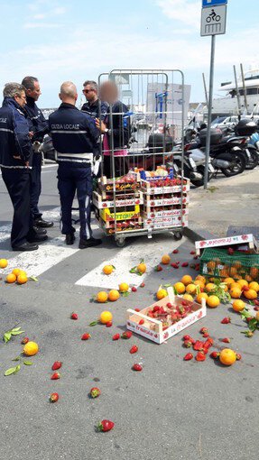 Venditore abusivo di frutta di Afragola multato per 5mila euro a Sanremo