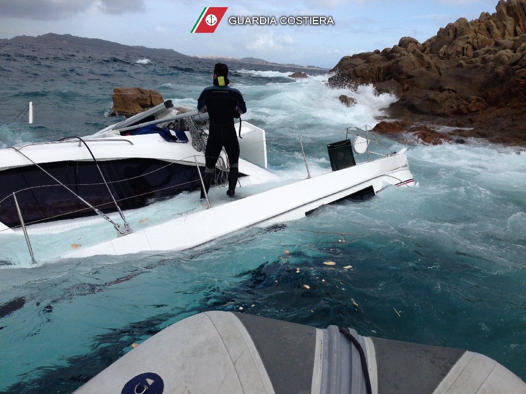 Amalfi, si rompe la vela: catamarano soccorso dalla Guardia Costiera