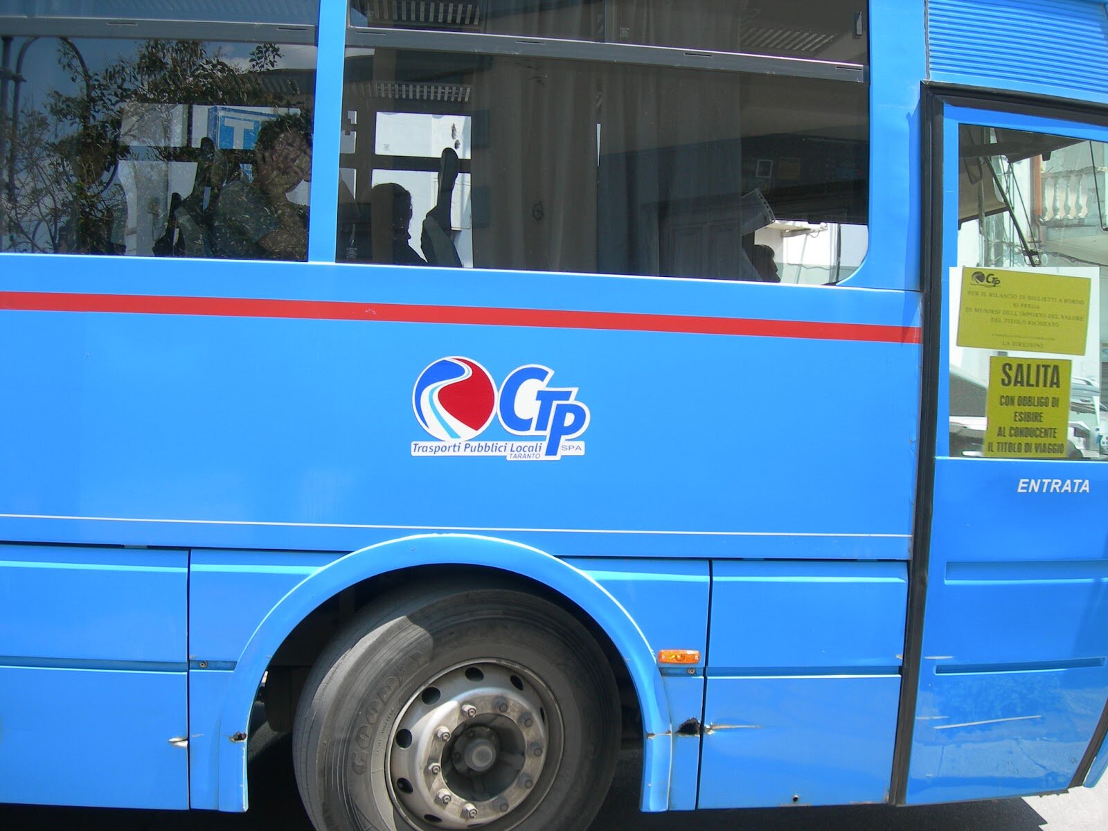 Napoli, crisi Ctp: gli stipendi saranno pagati ma i bus rischiano di fermarsi perché manca il carburante