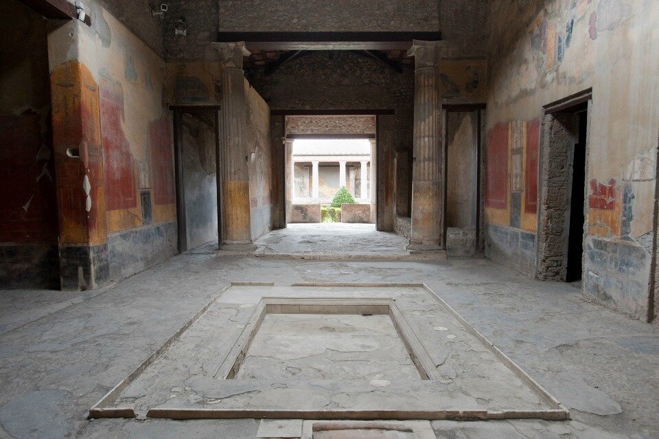 Pompei: cede pannello in cemento nella casa del Menandro
