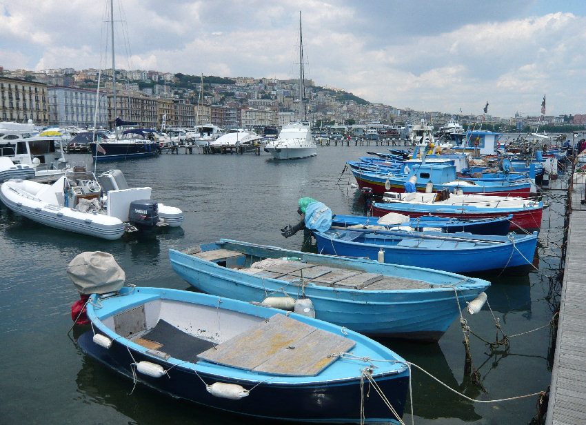 Napoli, la Guardia costiera rimuove gli ormeggi abusivi dal Lungomare Caracciolo
