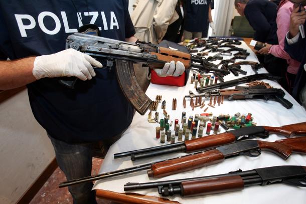 La ‘Ndrangheta trafficava armi da guerra: 28 arresti