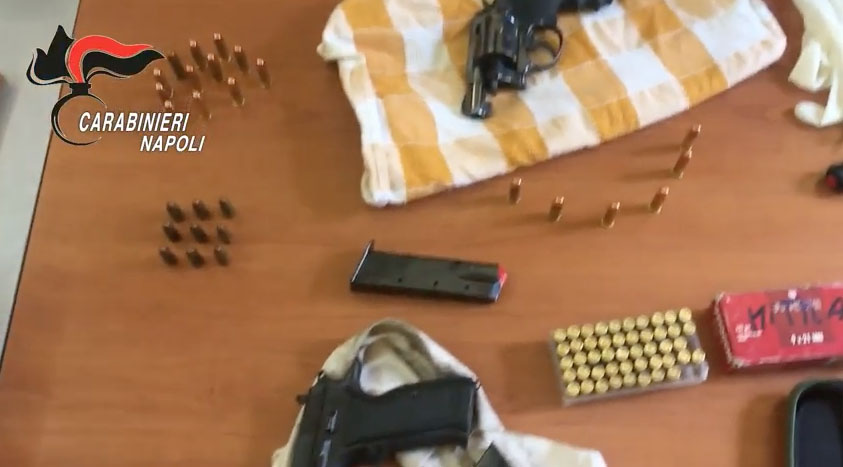 Napoli, blitz dei carabinieri nel quartiere delle ‘stese’: trovate armi e una bomba. Arrestato 45enne. IL VIDEO