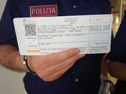 Napoli, truffa un viaggiatore alla Stazione Centrale con un biglietto ‘global pass’: denunciato